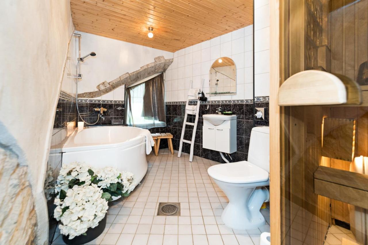 Historical Two-Bedroom Apartment With Sauna, Jacuzzi And Fireplace Tallinn Eksteriør bilde